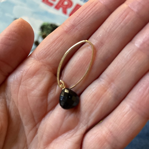 Gold earrings with black stone - Picture 2 of 2